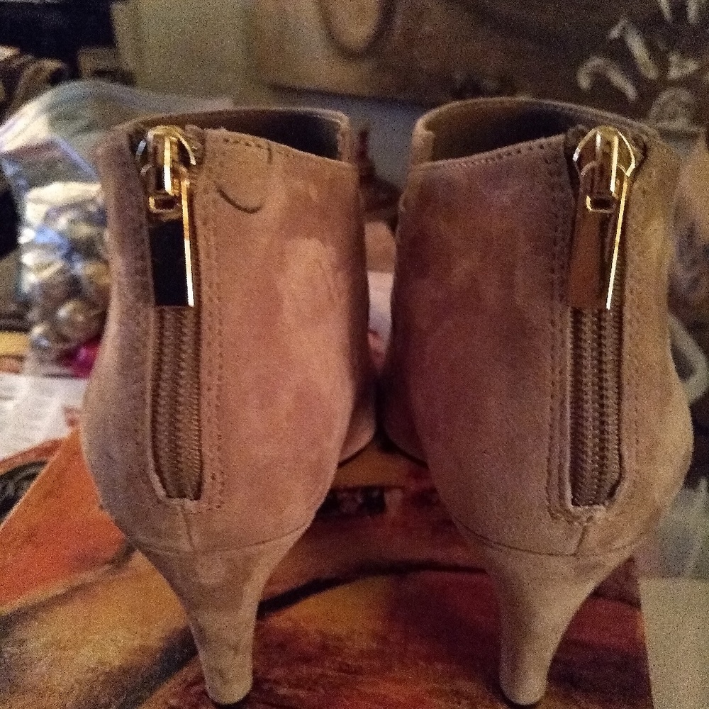 Bella~Vita Nerissa Short Ankle Booties - Picture 5 of 10